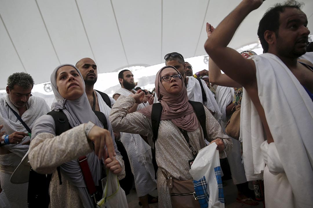 穆斯林朝圣者于朝圣期间投掷石块。摄 : Ahmad Masood/REUTERS