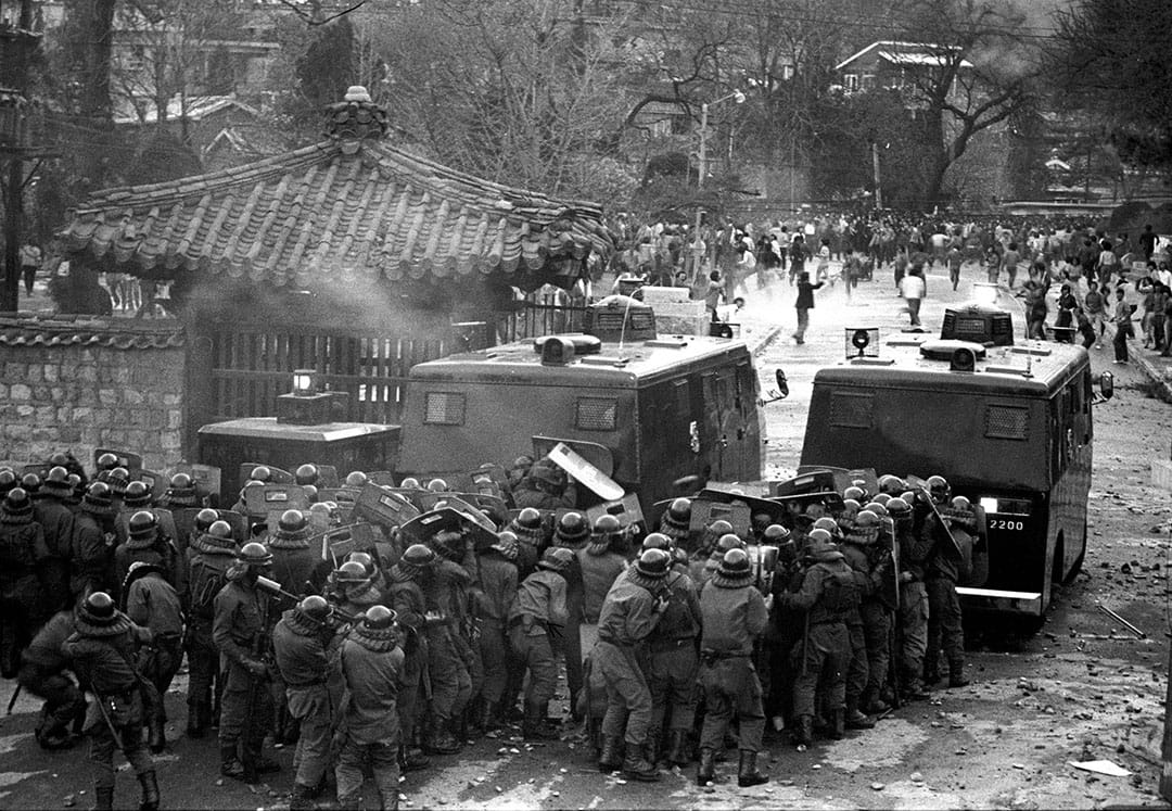 韩国，成均馆大学学生示威，高喊着「解除非常戒严令」丶「打倒新军部」，并与执行镇压任务的战斗警察展开抗争。