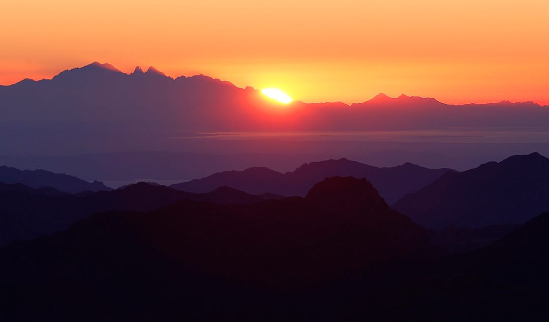 2015年12月9日,西奈山日出。著名的西奈山日出景色吸引無數遊客冒着危險登山。攝:Amr Abdallah Dalsh/REUTERS