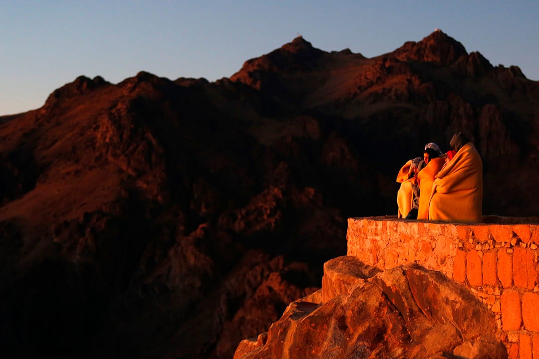 2015年12月9日,西奈山,朝聖者在山頂觀看日出和祈禱。攝:Amr Abdallah Dalsh/REUTERS