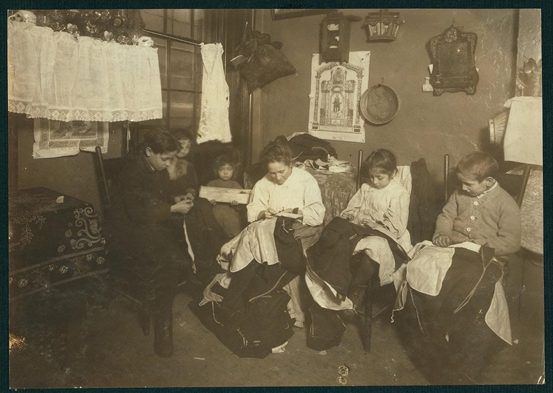 美国纽约，一家家族式制衣工场，各家庭成员在工作。摄：National Child Labor Committee Collection/Library of Congress/Handout via Reuters