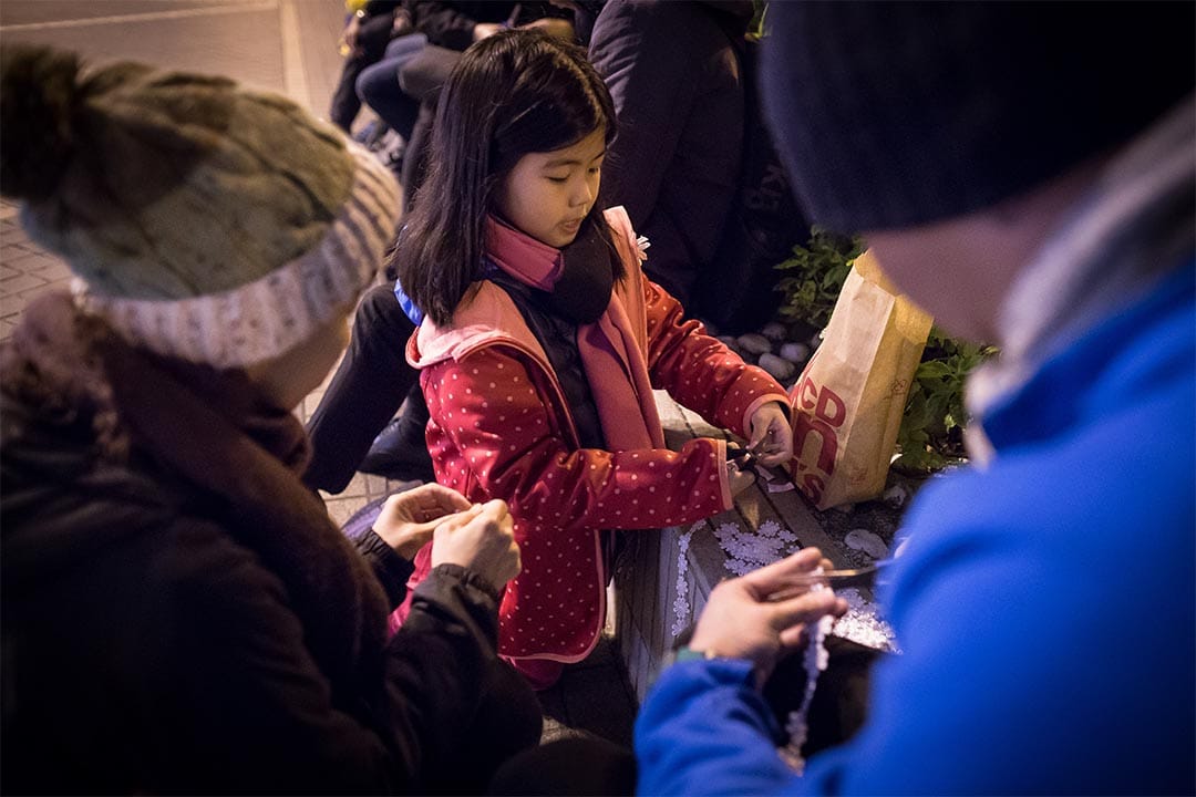 參與者一同製作小白花衣飾。攝:吳煒豪/端傳媒