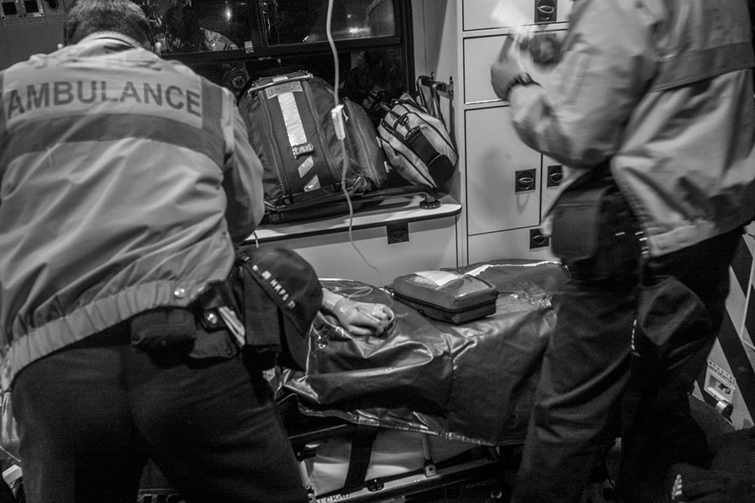 2016年1月24日,有伤者在救护车上接受治疗。摄:林亦非/端传媒