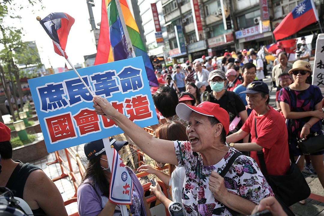 国民党党员企图拿着党证想要进入国民党党部但遭到警方阻拦,民众愤怒高喊党部是国民党党员的,不是朱立伦你一个人的。摄:张国耀/端传媒