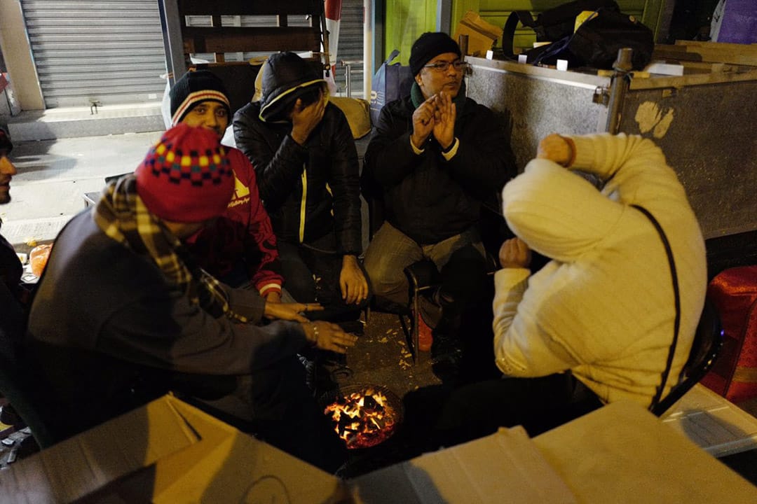 2016年1月24日,香港,义工于深夜在深水埗街头慰问露宿者。摄:Anthony Kwan/端传媒