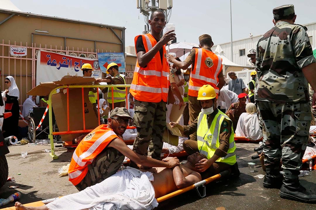 救援人员正在为朝圣者进行急救。摄 : AP