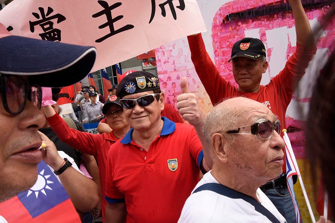 支持洪秀柱的民众集结在国民党中央党部外表达支持洪秀柱参选到底的决心。摄 : 陈弘岱/端传媒