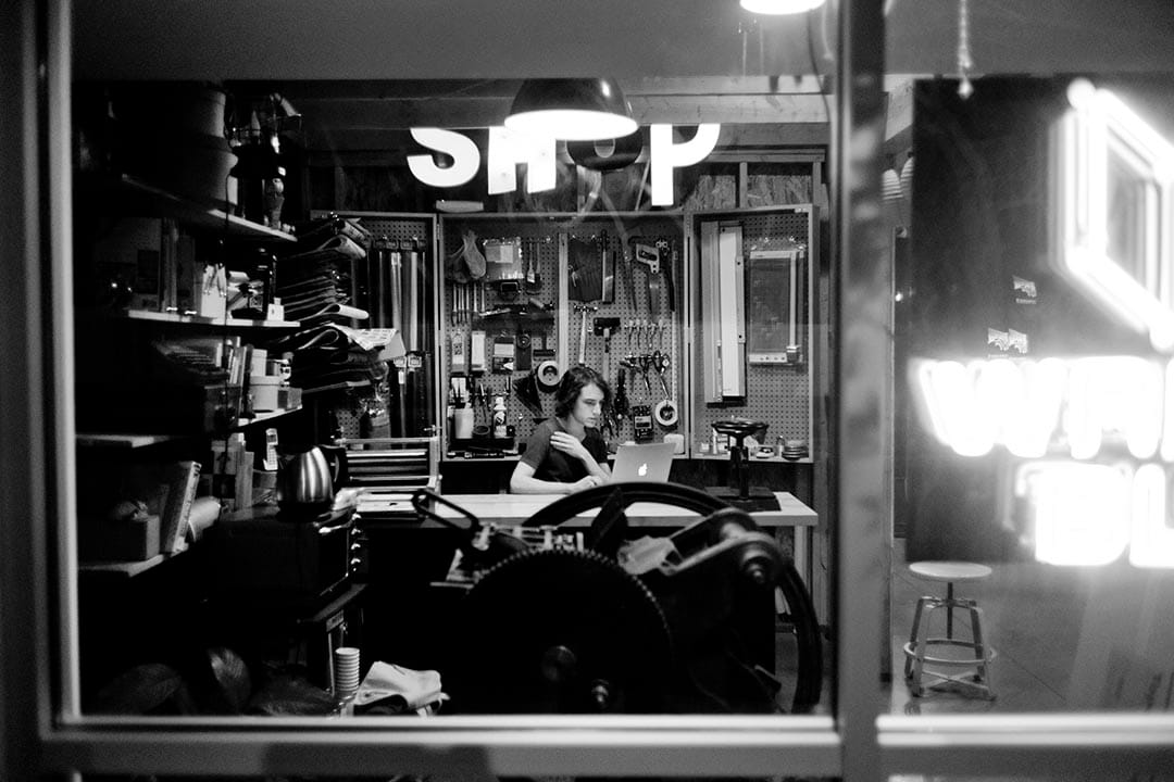 Drew和Scott从纽约于2013年7月搬到拉斯维加斯来。2014年11月他们开了南内华达的第一个独立书店。