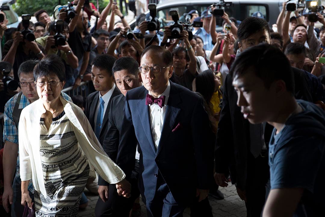 曾荫权在妻子陪同和警方保护下,抵达东区裁判法院。摄:卢翊铭/端传媒
