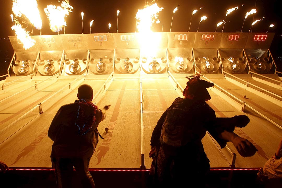 有参加者于场内摊位游戏玩乐。摄：Jim Urquhart/Reuters