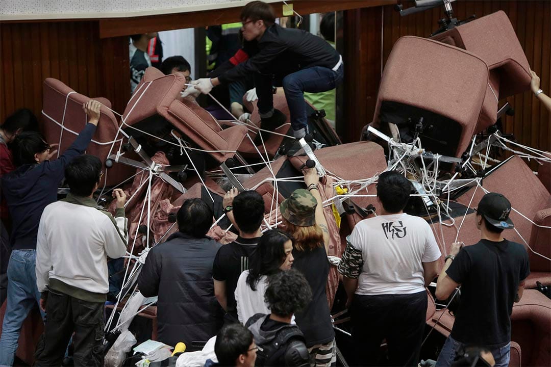 台灣反服貿協議學生衝進立法院,用椅子堵塞各個出入口。攝:Ashley Pon/Getty