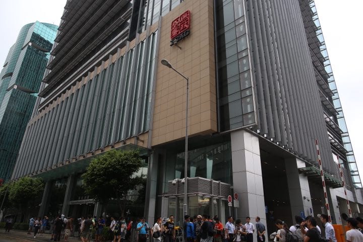 大批記者今早在廉政公署門外等候曾蔭權。攝：羅國輝/端傳媒