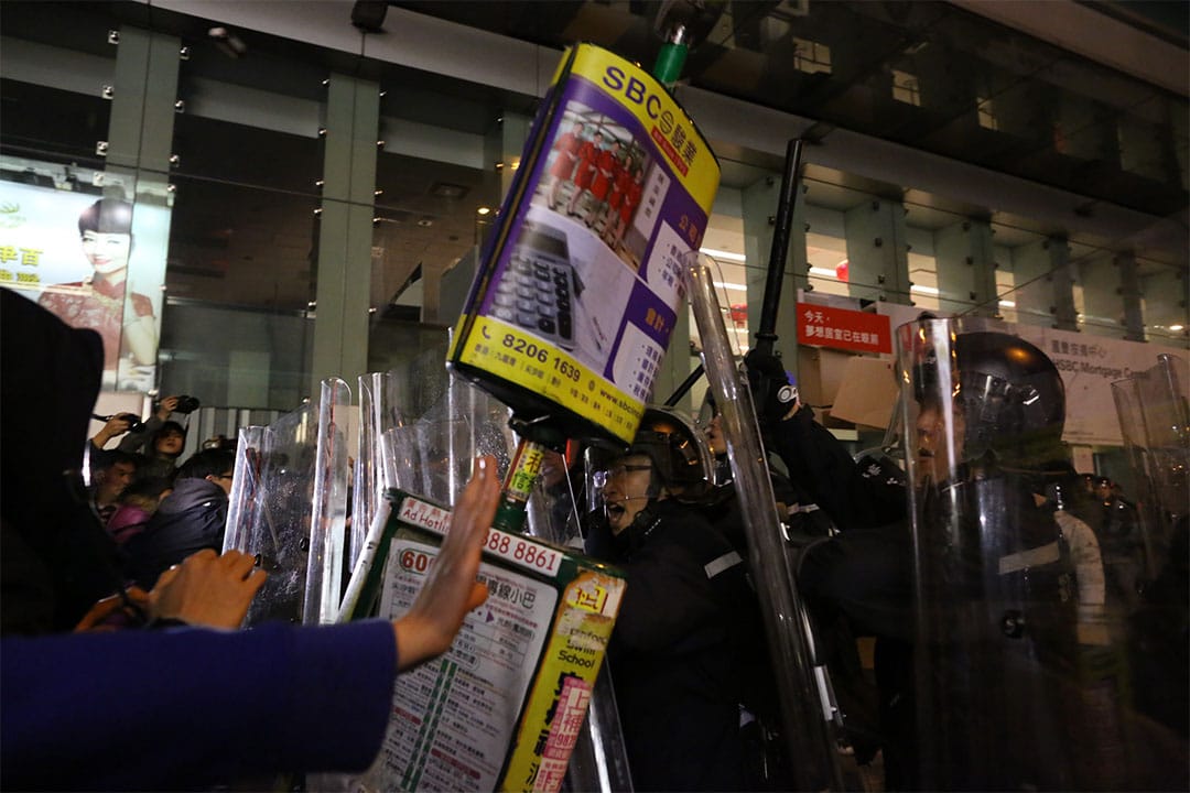 凌晨约6时，示威者以小巴站牌作武器。摄：卢翊铭/端传媒