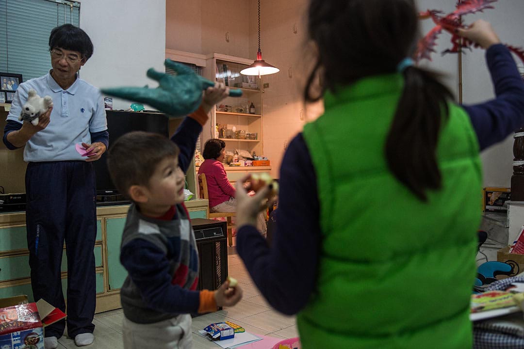 孙子于新竹老家玩耍,谢素嬉在客厅休息。摄:Billy H.C. Kwok/端传媒