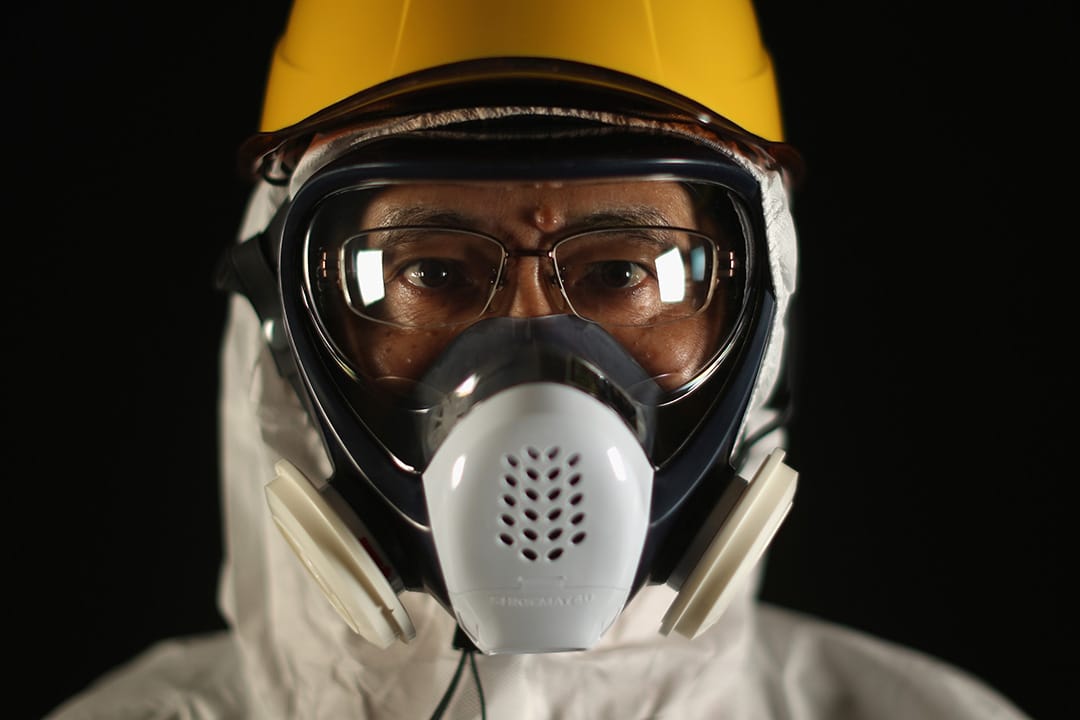 東芝的 Mitsuyoshi Sato 已在福島工作五年,事故後他以義務性質來到福島是研究淨水問題,現時負責操作吸塵機械人淨化 2 號及 3 號反應堆。他本想繼續他的研究工作,但認為有些事情必須現在就做,也無暇細想工作的意義。攝:Christopher Furlong/GETTY