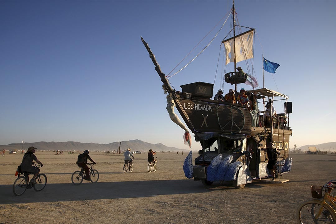 Burning Man（火人祭）场内一辆改装成海盗船的汽车驶过。摄：Jim Urquhart/Reuters