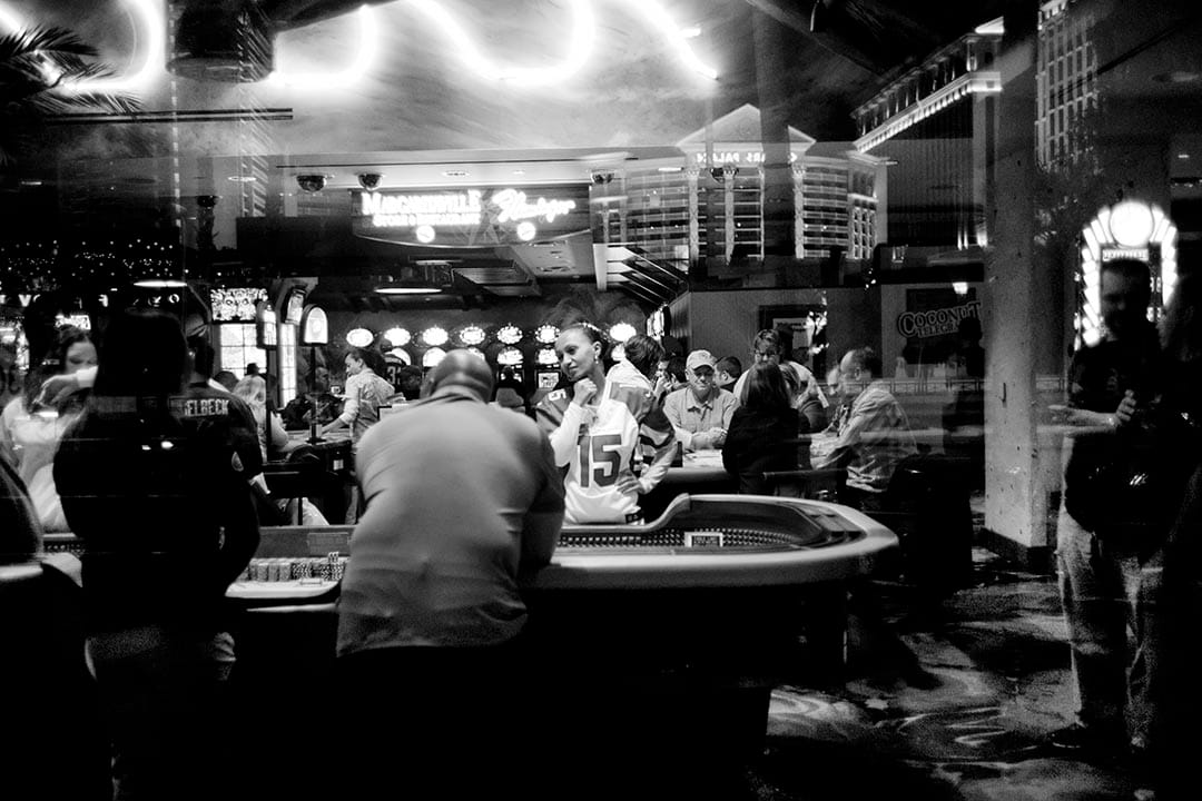 通常情况下根据不同的季节,赌桌上的发牌女郎会着不同的衣服。11月是美式橄榄球的赛季,赌场里的发牌女郎会穿上不同球队的球衣。