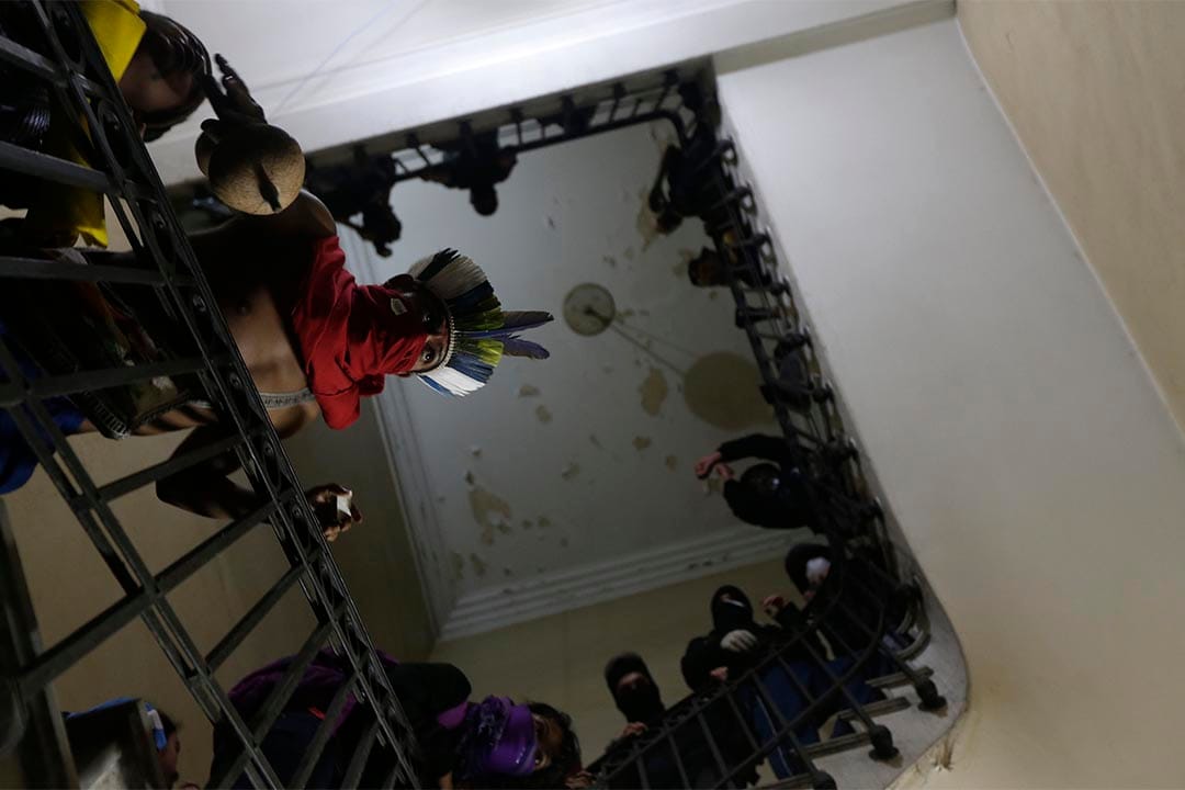 巴西里約熱內盧反政府示威者闖入並企圖佔領市政廳。攝:Ricardo Moraes/Reuters