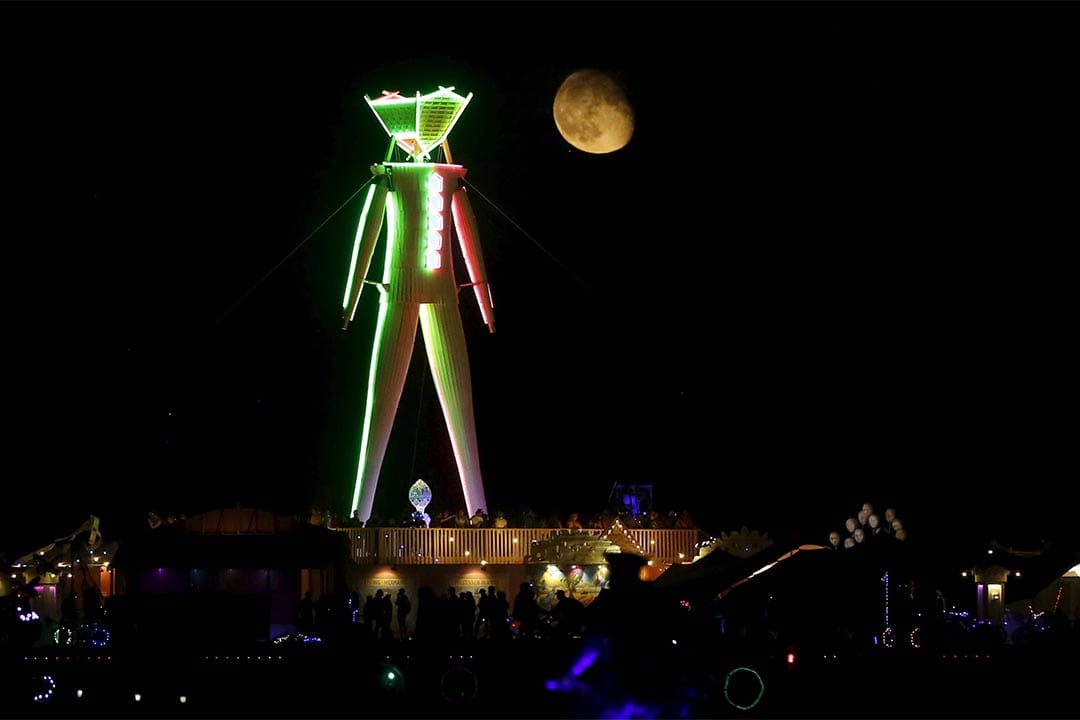 一票难求的「火人祭」在入夜后仍然有不少参加者到来。摄：Jim Urquhart/Reuters