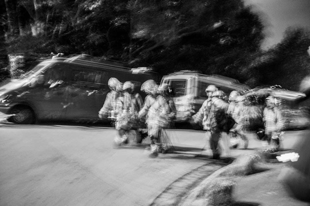 2016年1月24日,现场消息称仍有20人被困山中小屋里,消防已经接触他们,正想办法带他们下山。图中的消防人員上山拯救被困行山者摄:林亦非/端传媒