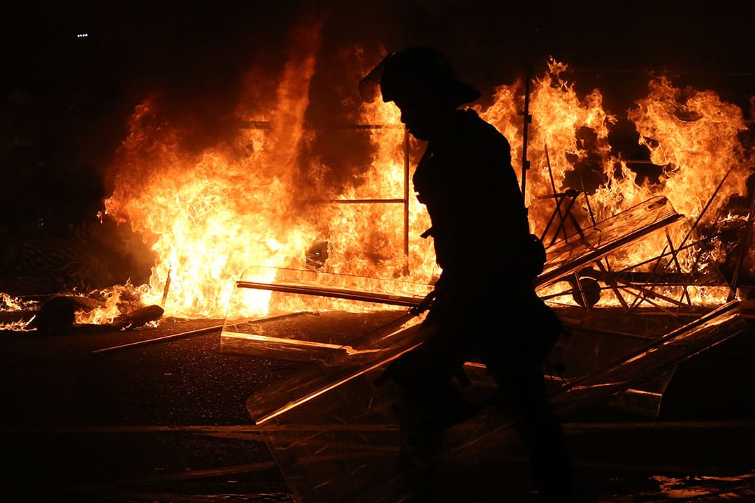  2016年2月9日清晨约七时，示威者在旺角街道多处地方焚烧杂物。摄：卢翊铭/端传媒