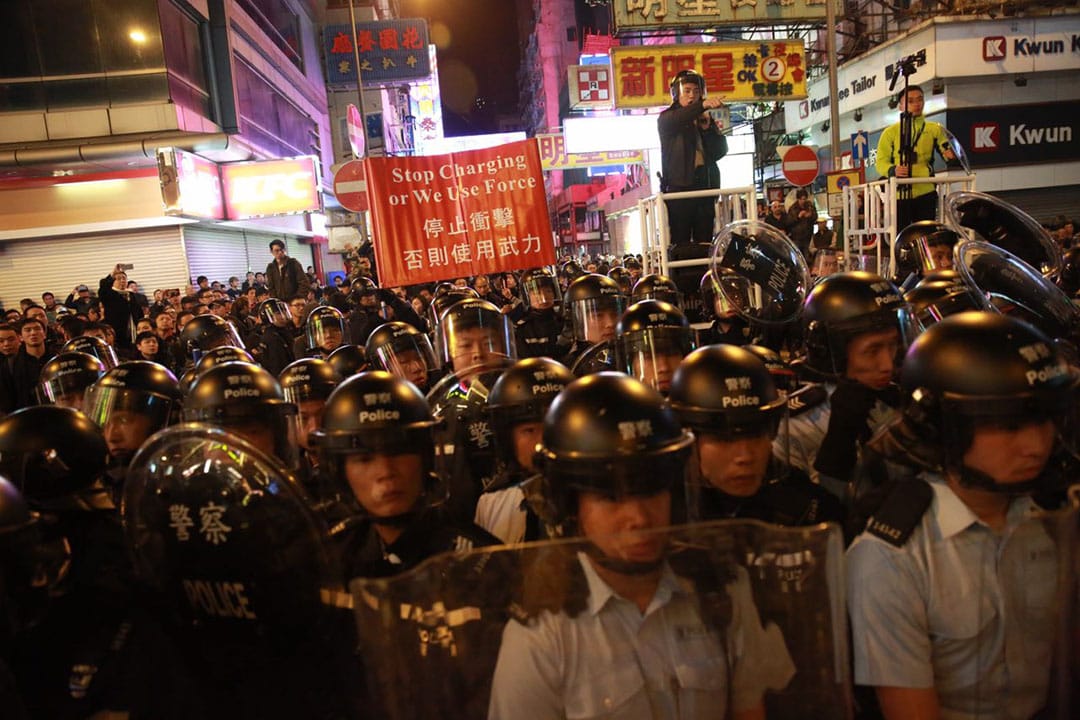  2016年2月9日凌晨二时，旺角，警方一度向示威者举红旗。摄：Billy H.C. Kwok/端传媒