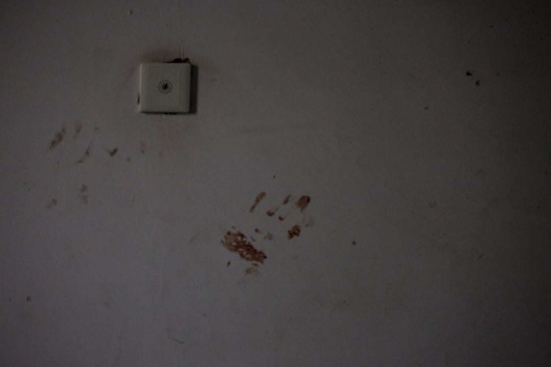 爆炸現場附近的民居，後樓梯牆壁上留下血手印。