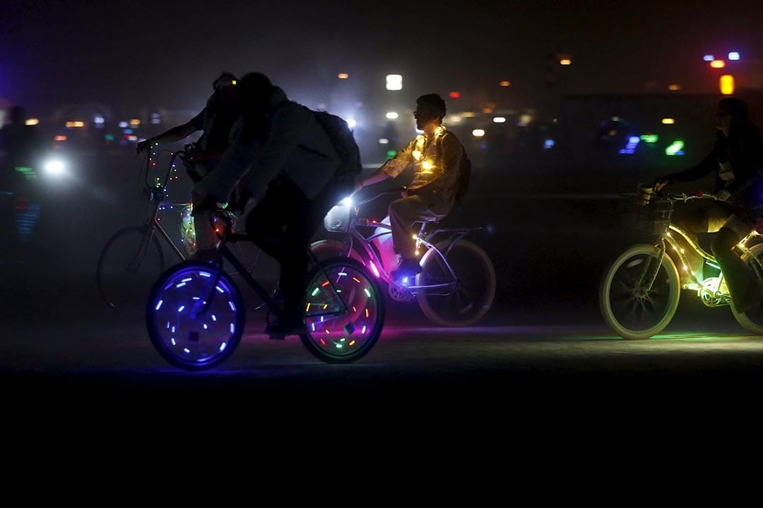 参加者骑着安装了灯饰的单车穿过沙漠。摄：Jim Urquhart/Reuters