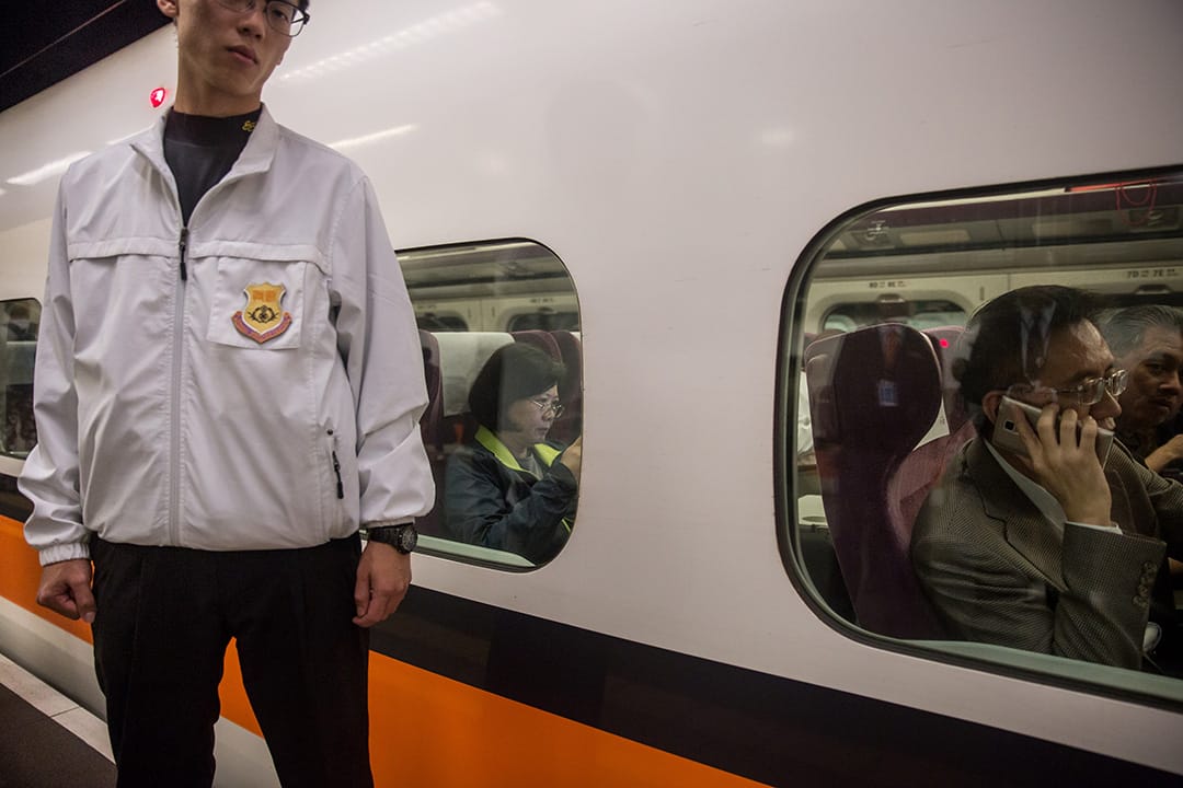 2016年1月5日,蔡英文早上乘 坐高铁由台北南下高雄拉票,旁为保安员。摄:Billy H.C. Kwok/端传媒
