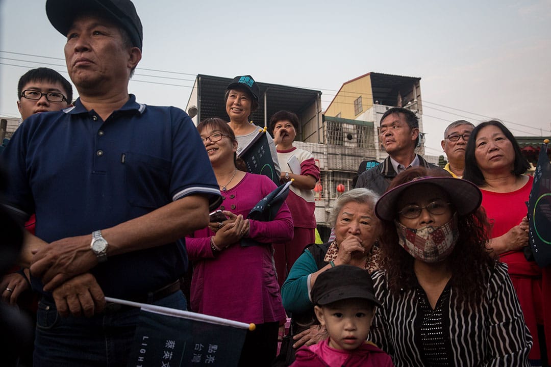 蔡英文当天下午再由高雄赶往屏东,支持者手持「点亮台湾」的小旗,到在天后宫为她打气。摄:Billy H.C. Kwok/端传媒