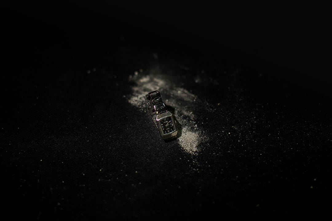 於臺南市永康區維冠金龍大樓倒塌事故現場，被搜救隊找獲的一只女性手錶，找獲時間為2月8日晚上22時15分。攝：Billy H.C. Kwok/端傳媒