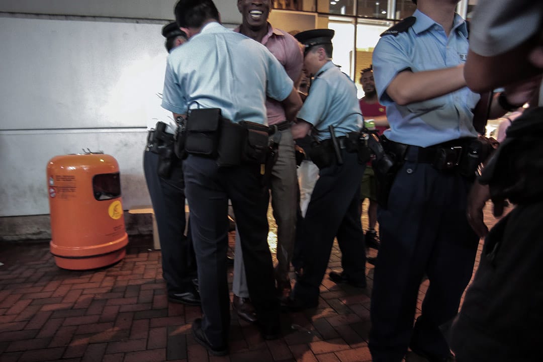 2014年，尖沙咀，一位尋求庇護者不滿警察截查而發生衝突。攝: Billy H.C. Kwok/ 端傳媒