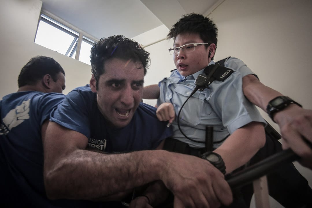 2013年，尋求庇護者與國際社會服務社見面，要求住屋津貼從原本每月的1,200元增加至3,000元。服務社報警攔截，衝突期間兩名尋求庇護者受傷，其中一名手指骨折斷。攝: Billy H.C. Kwok/ 端傳媒