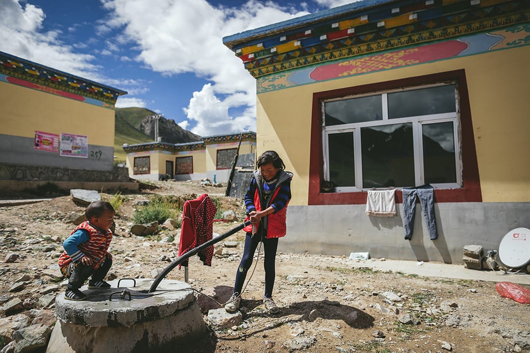 結古鎮附近一個移民村內的小孩。攝 : 王嘉豪/端傳媒