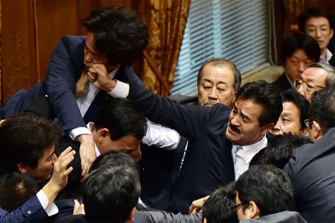 日本兩派議員為新安保法在議會扭打。攝:Yoshikazu TSUNO/AFP