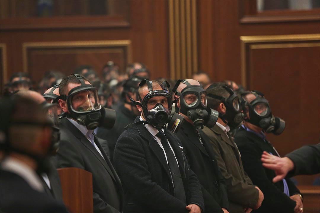 科索沃反對派議員投放催淚彈,干擾議會會議,警察戴着防毒面具站崗。攝:Visar Kryeziu/AP