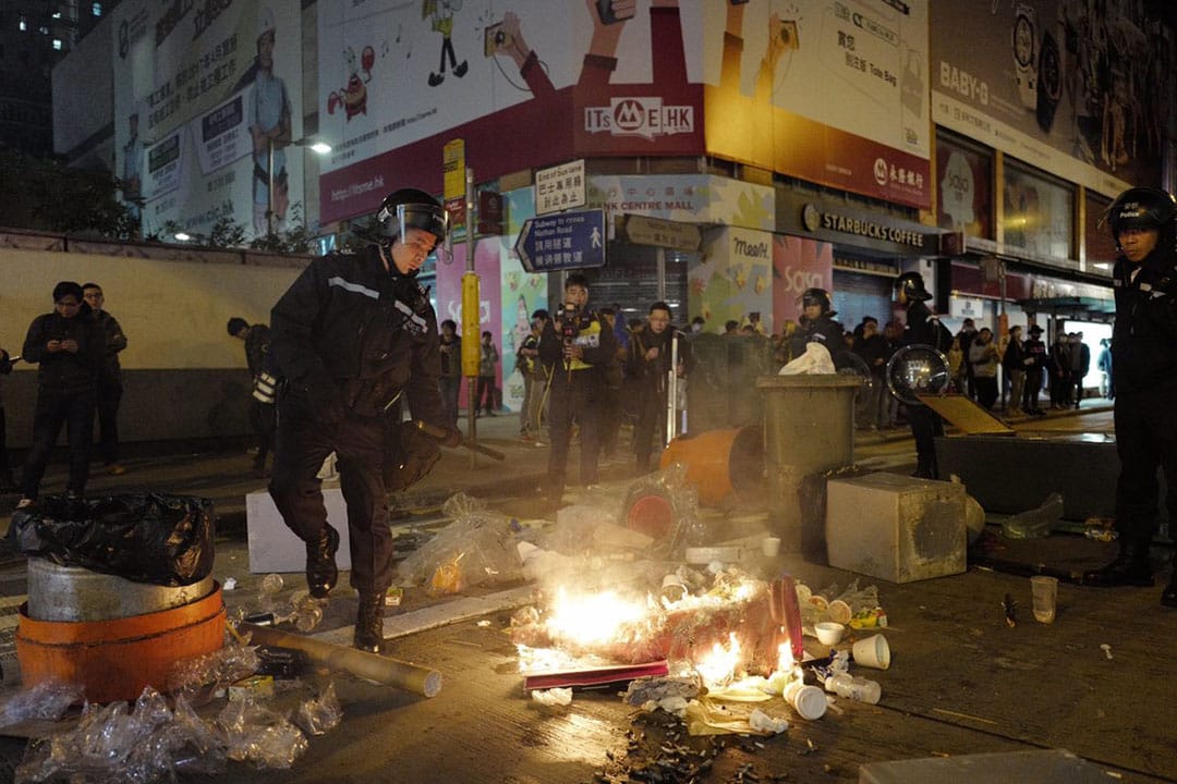  2016年2月9日凌晨，旺角，有示威者在弥敦道焚烧杂物。摄：Anthony Kwan/端传媒