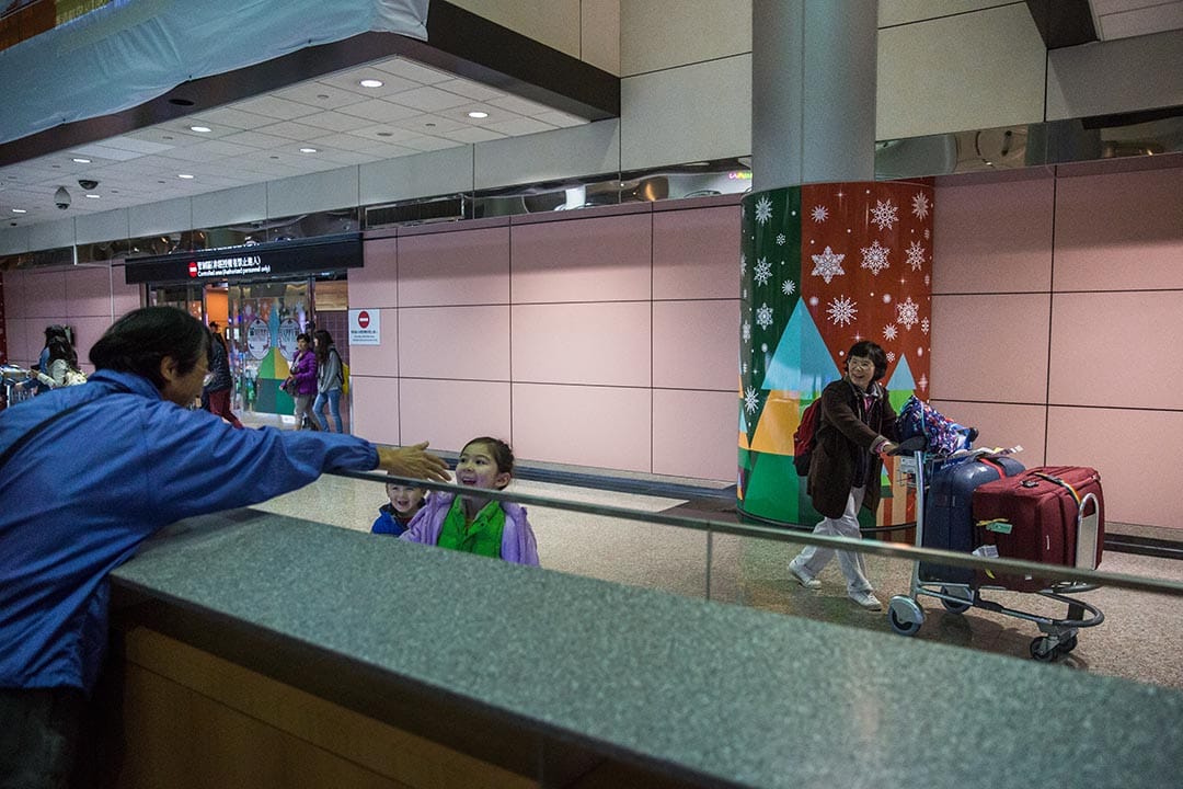 王进荣于接机大厅等待妻子通关。摄:Billy H.C. Kwok/端传媒