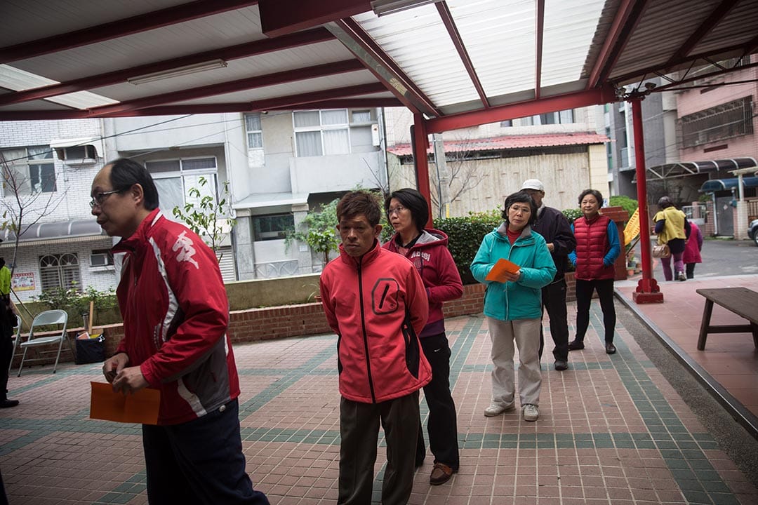 谢素嬉在新竹票站外排队等待投票。摄:Billy H.C. Kwok/端传媒