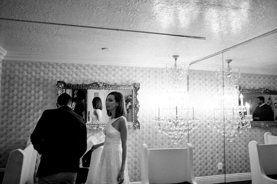 一对新人正在等待婚礼主持人宣布他们的合法婚姻。