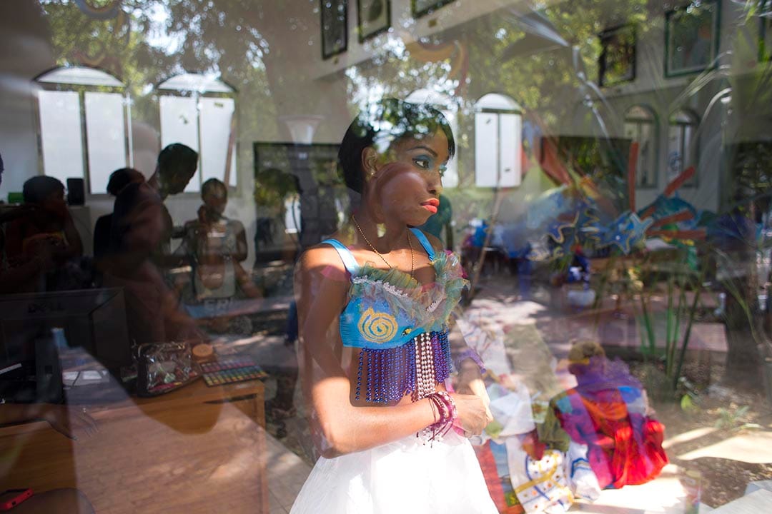 在海地太子港,表演者正在准备着。摄:Dieu Nalio Chery/AP Photo