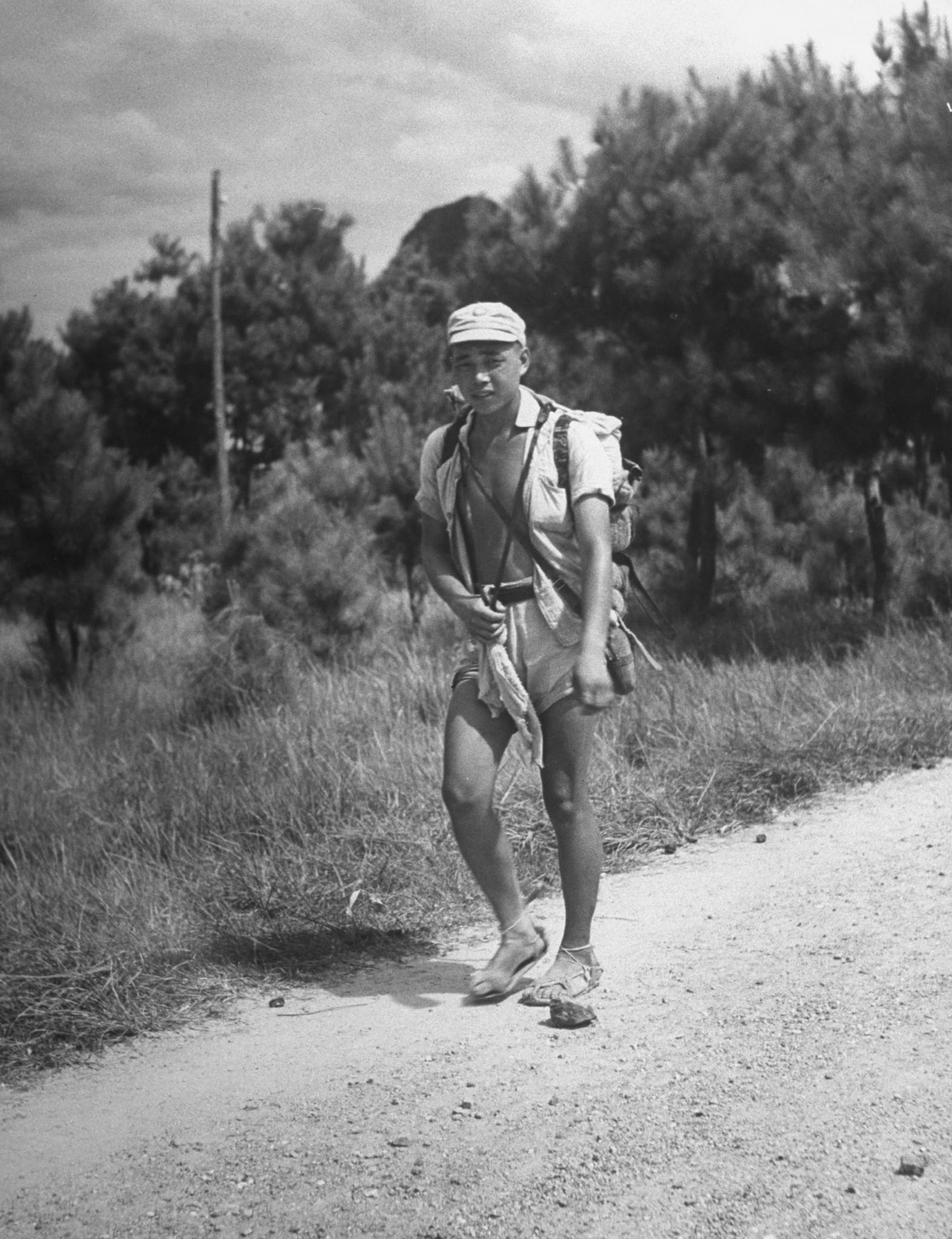 一名穿涼鞋的持槍中國士兵。攝:Jack Wilkes/The LIFE Picture Collection/GETTY