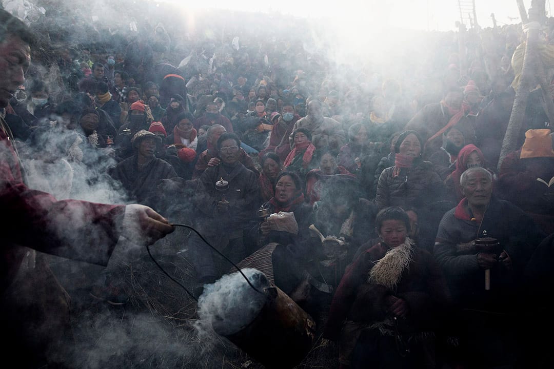 喇嘛、出家人以及研究佛學的學生,在佛學院內接受杜松煙祝福。攝:Kevin Frayer/Getty Images