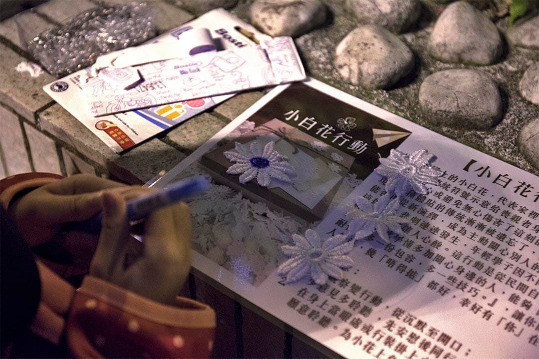 參與者正製作小白花衣飾。攝:陳國誠/端傳媒