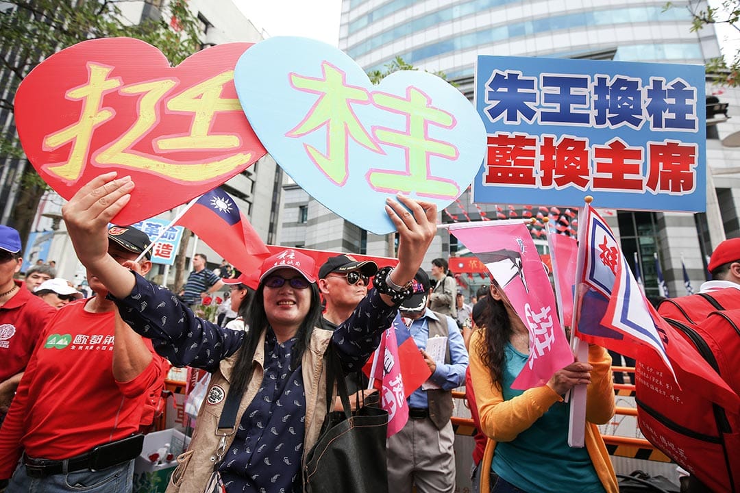 支持洪秀柱的民众手拿挺柱标语表示。摄:张国耀/端传媒