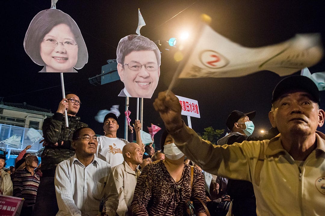 蔡英文晚上在屏东出席造势晚会, 支持者带同小英和副总统候选人 陈建仁的纸牌到场打气。摄:Billy H.C. Kwok/端传媒