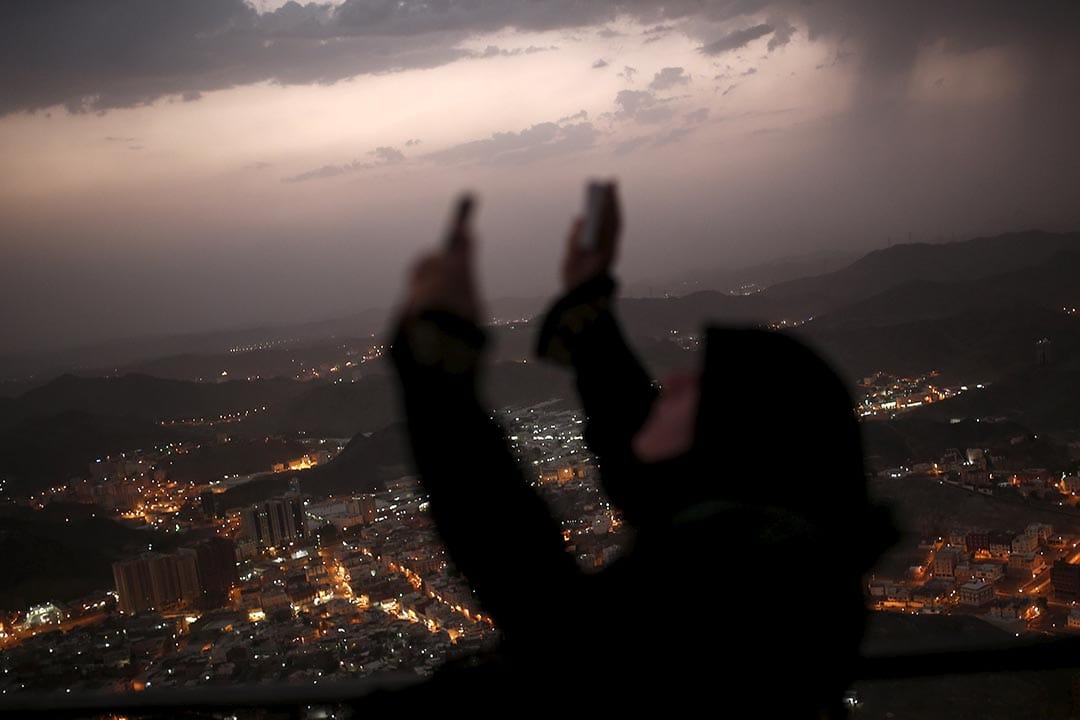 一位穆斯林在探访麦加希拉山洞后举起双手祈祷。摄 : Ahmad Masood/REUTERS