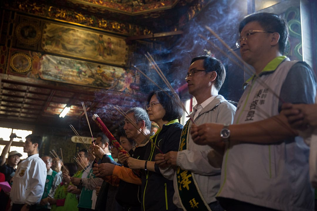 蔡英文当天共到了三家庙宇参香。她在高雄参访的第二间庙宇是金狮湖的保安宫,她在三民东区立委参选人李昆泽陪同下参香。 摄: Billy H.C. Kwok/ 端传媒