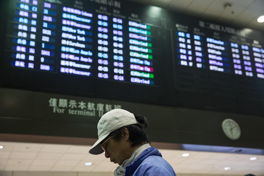 王进荣早上6点在桃园机场等他的妻子从美国返乡。摄:Billy H.C. Kwok/端传媒