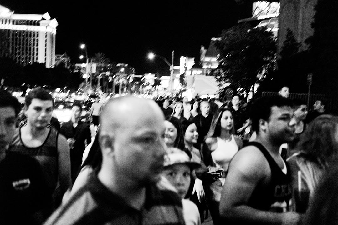 夏天夜幕降临之后,赌城大道上人流可以和纽约闹市区相比,不同是,这里大家在街头拿着啤酒边喝边走,从一个赌场逛到另一个赌场, 一直到凌晨。